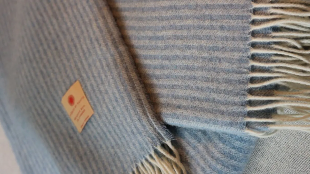 Interior by Hakito Tagesdecke Kaschmir Merino, Himmelblau 2