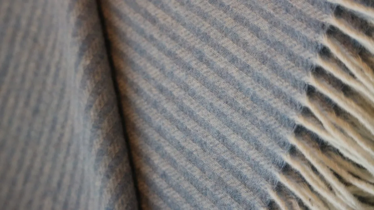 Interior by Hakito Tagesdecke Kaschmir Merino, Himmelblau 3