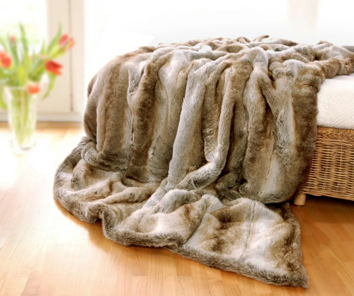 Wohnen und Accessoires Felldecke Wolf hell gestreift