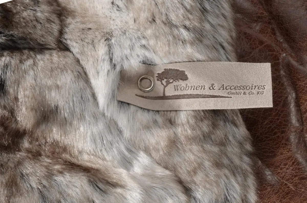 Wohnen und Accessoires Felldecke Wolf hell gestreift 3