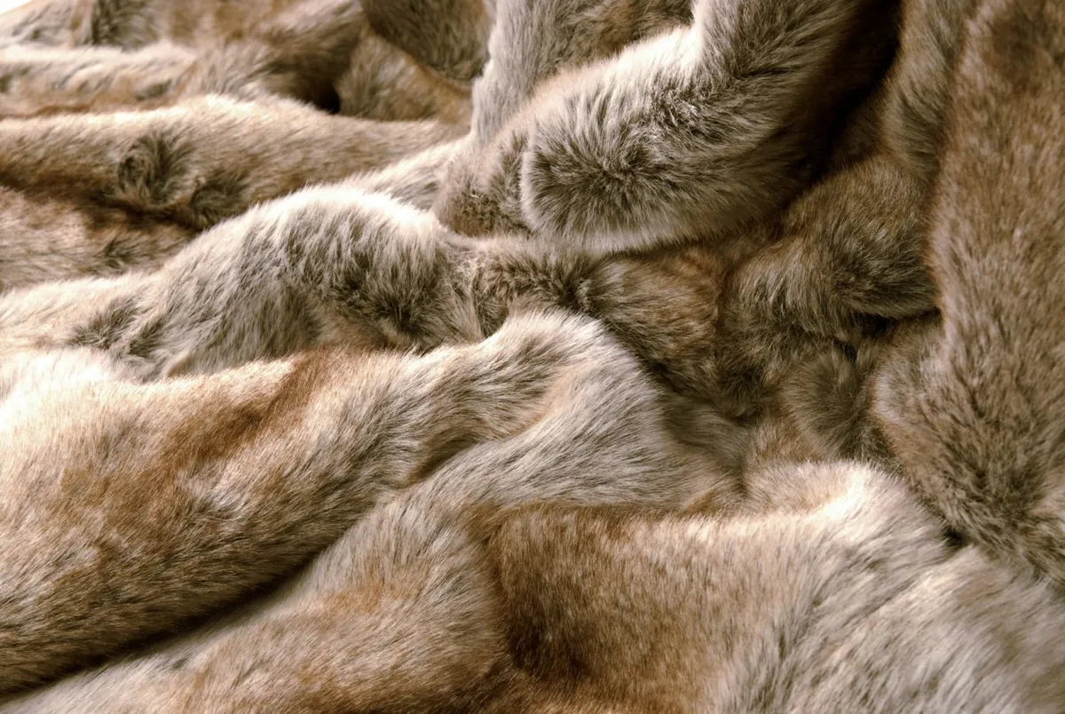 Wohnen und Accessoires Felldecke Wolf hell gestreift 4